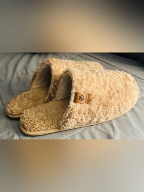 Ever Foam Fuzzy Beige Slide On Slippers US 7-8 Slides